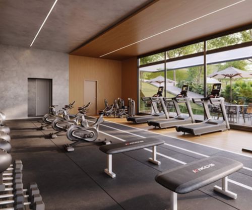 Academia equipada com esteiras e bicicletas voltadas para janela panorâmica