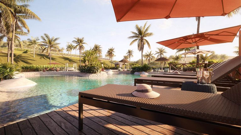 Deck de madeira com espreguiçadeiras e guarda-sóis à beira da piscina