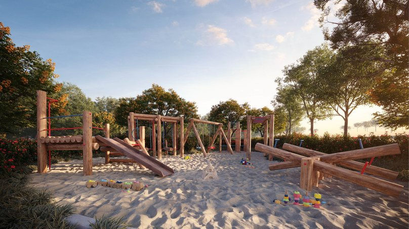 Playground de madeira sobre areia, com escorregador e balanços