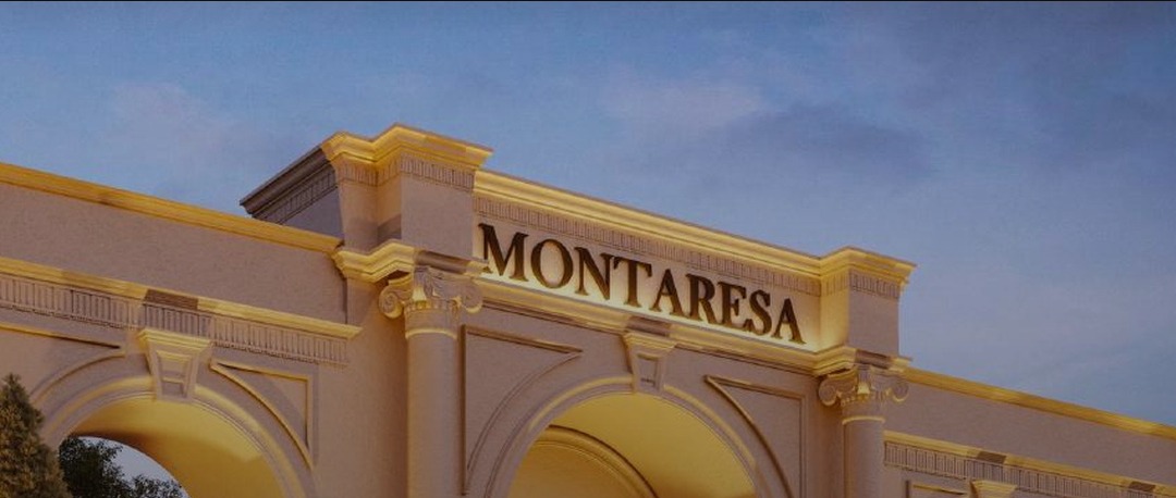 Pórtico de entrada do Montaresa Club & Resort iluminado ao entardecer